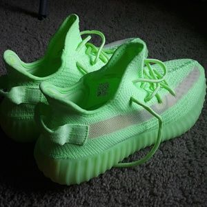 Yeezy boost 350v2 glow in the dark GID
